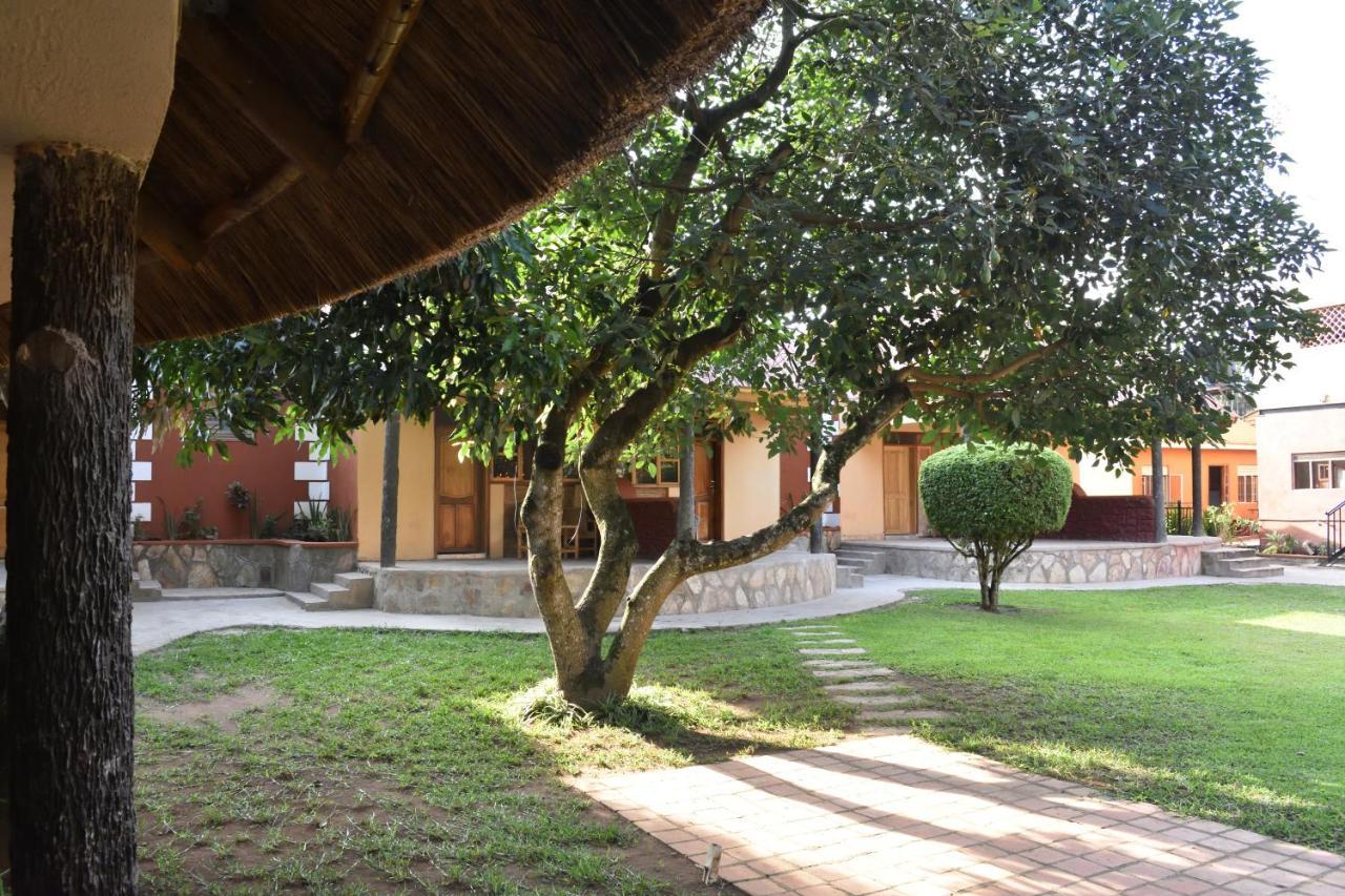 Secrets Guest House Entebbe Eksteriør billede
