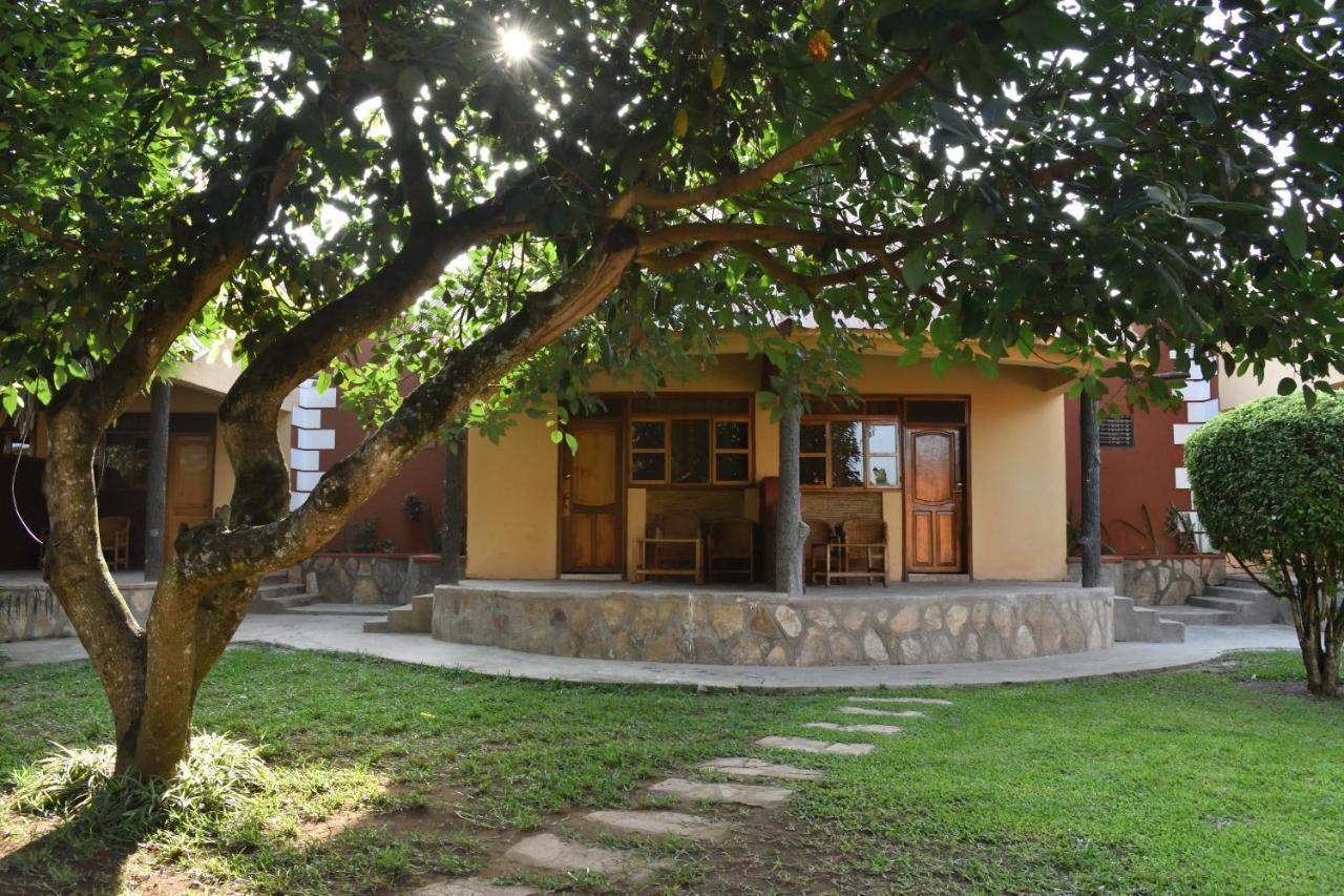 Secrets Guest House Entebbe Eksteriør billede