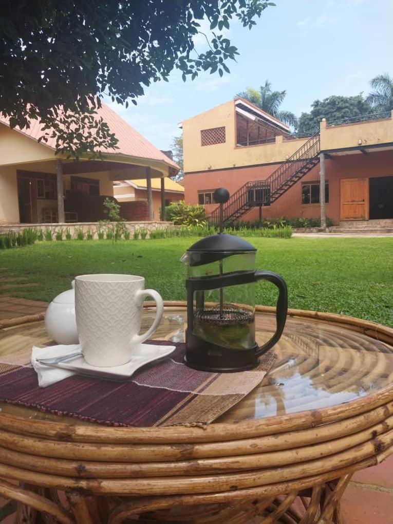 Secrets Guest House Entebbe Eksteriør billede