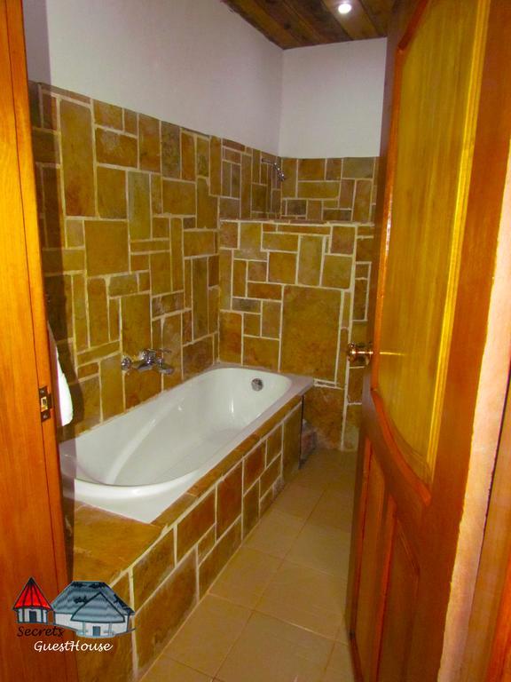 Secrets Guest House Entebbe Eksteriør billede