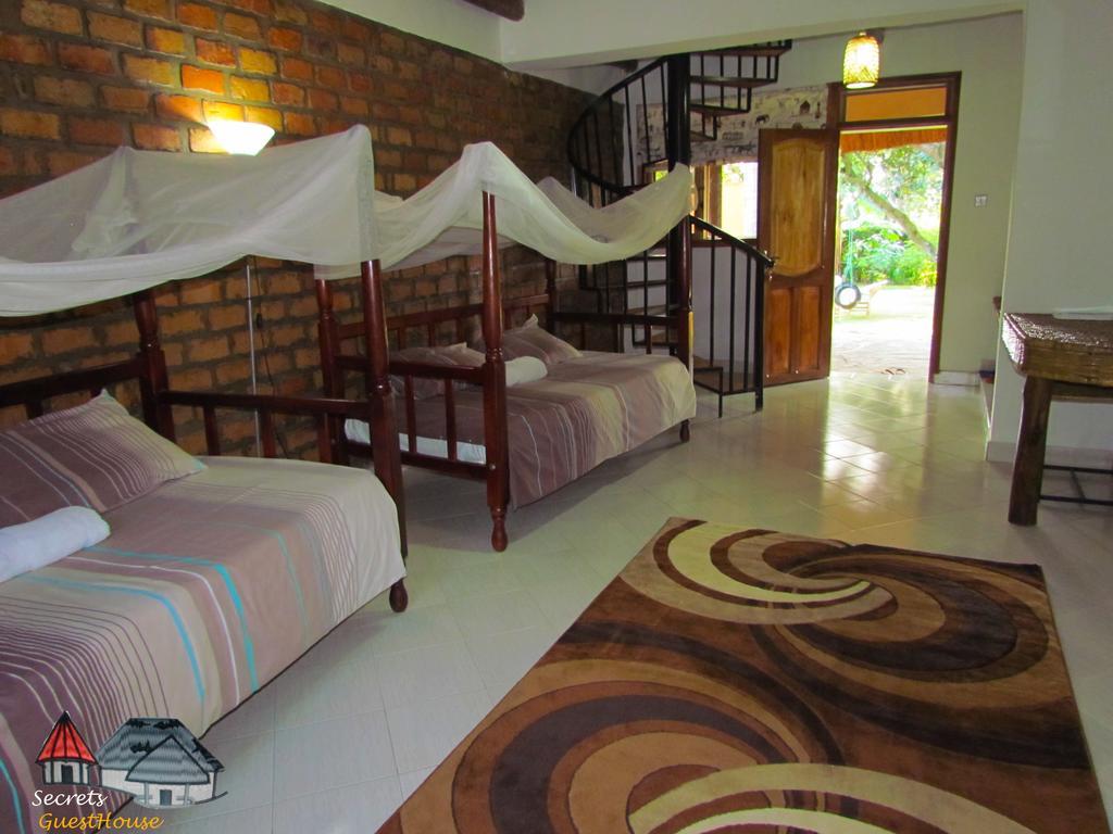 Secrets Guest House Entebbe Eksteriør billede
