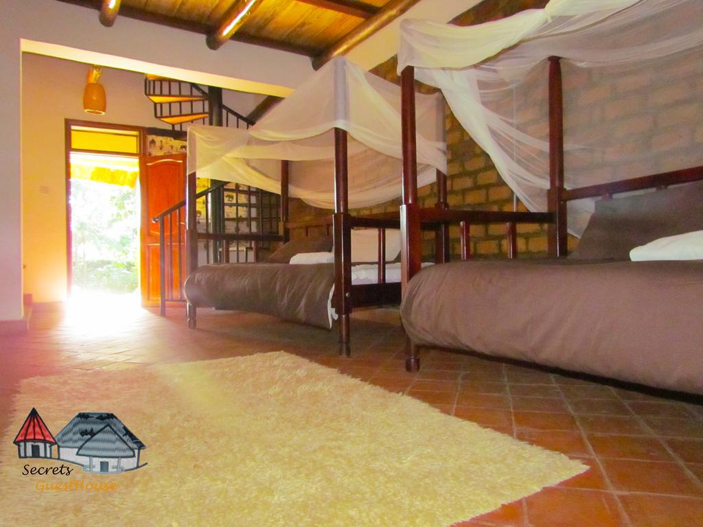 Secrets Guest House Entebbe Eksteriør billede