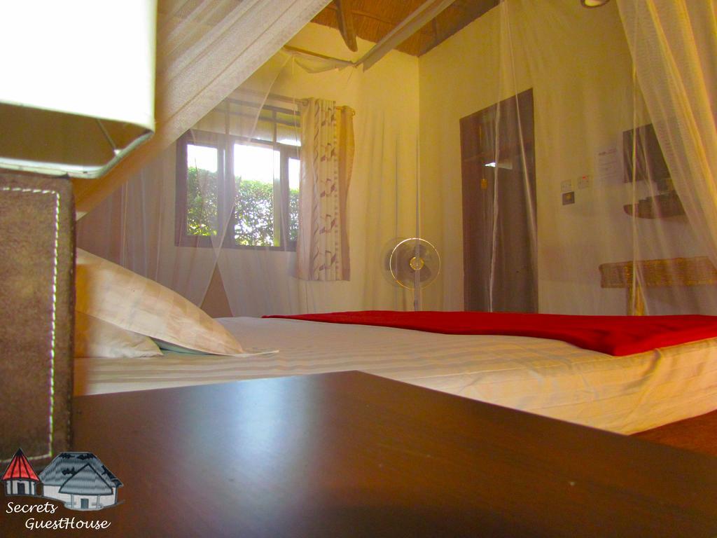 Secrets Guest House Entebbe Eksteriør billede