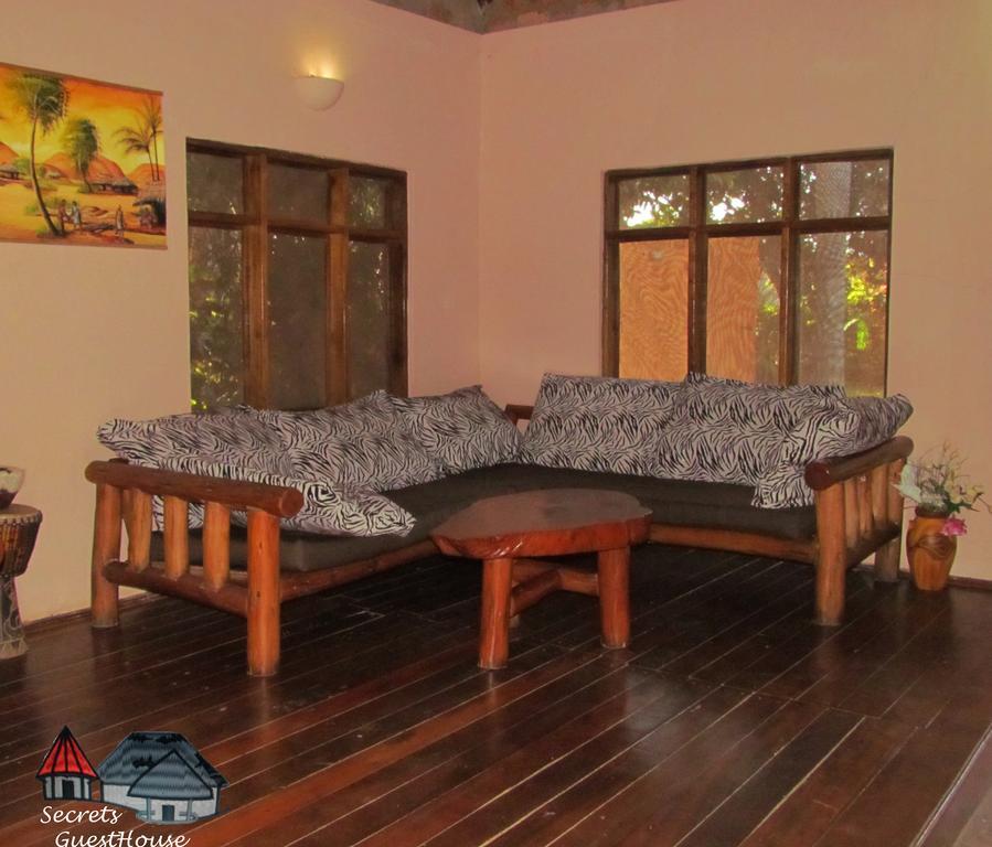 Secrets Guest House Entebbe Eksteriør billede